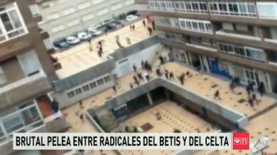 Hinchas radicales del Celta y el Betis se enzarzan en una pelea multitudinaria en Vigo