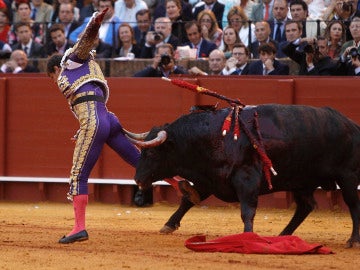  El matador de toros Julián Lopez 'El Juli' recibe una cornada de su quinto toro