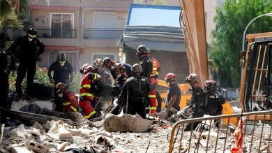 Los bomberos terminan las labores de desescombro en el edificio derrumbado de Tenerife