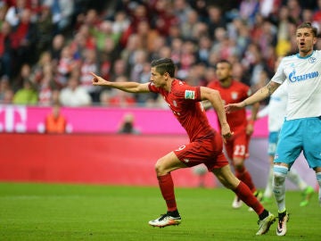 Lewandowski celebra un gol ante el Schalke