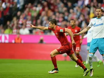 Lewandowski celebra un gol ante el Schalke Lewandowski celebra un gol ante el Schalke