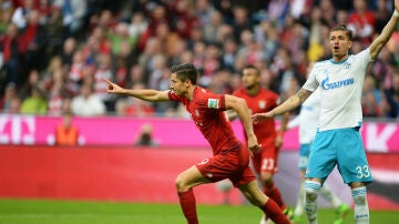 Lewandowski celebra un gol ante el Schalke