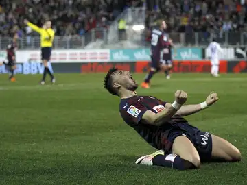 El delantero del Eibar, Sergi Enrich, celebra el segundo gol de su equipo ante la Real Sociedad El delantero del Eibar, Sergi Enrich, celebra el segundo gol de su equipo ante la Real Sociedad