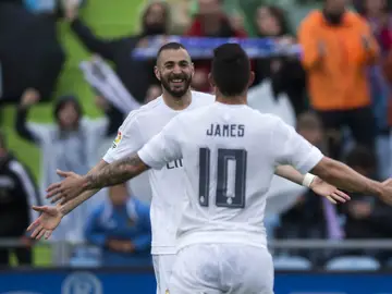 Benzema se abraza con James Benzema se abraza con James