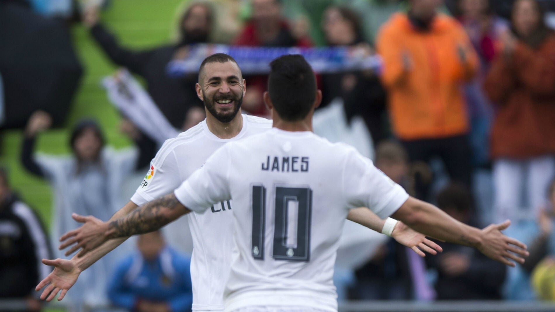 Benzema se abraza con James