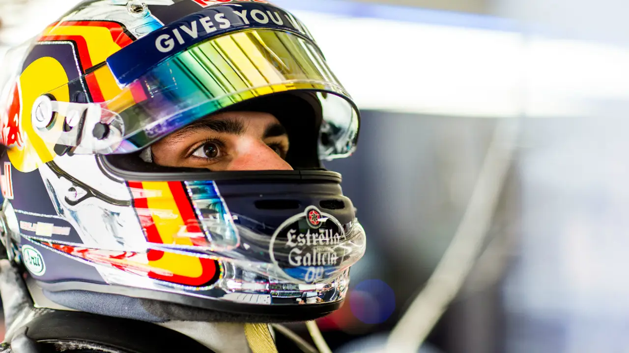 Sainz observa atentamente tras su casco