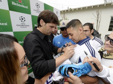 Morientes firma la camiseta de un aficionado