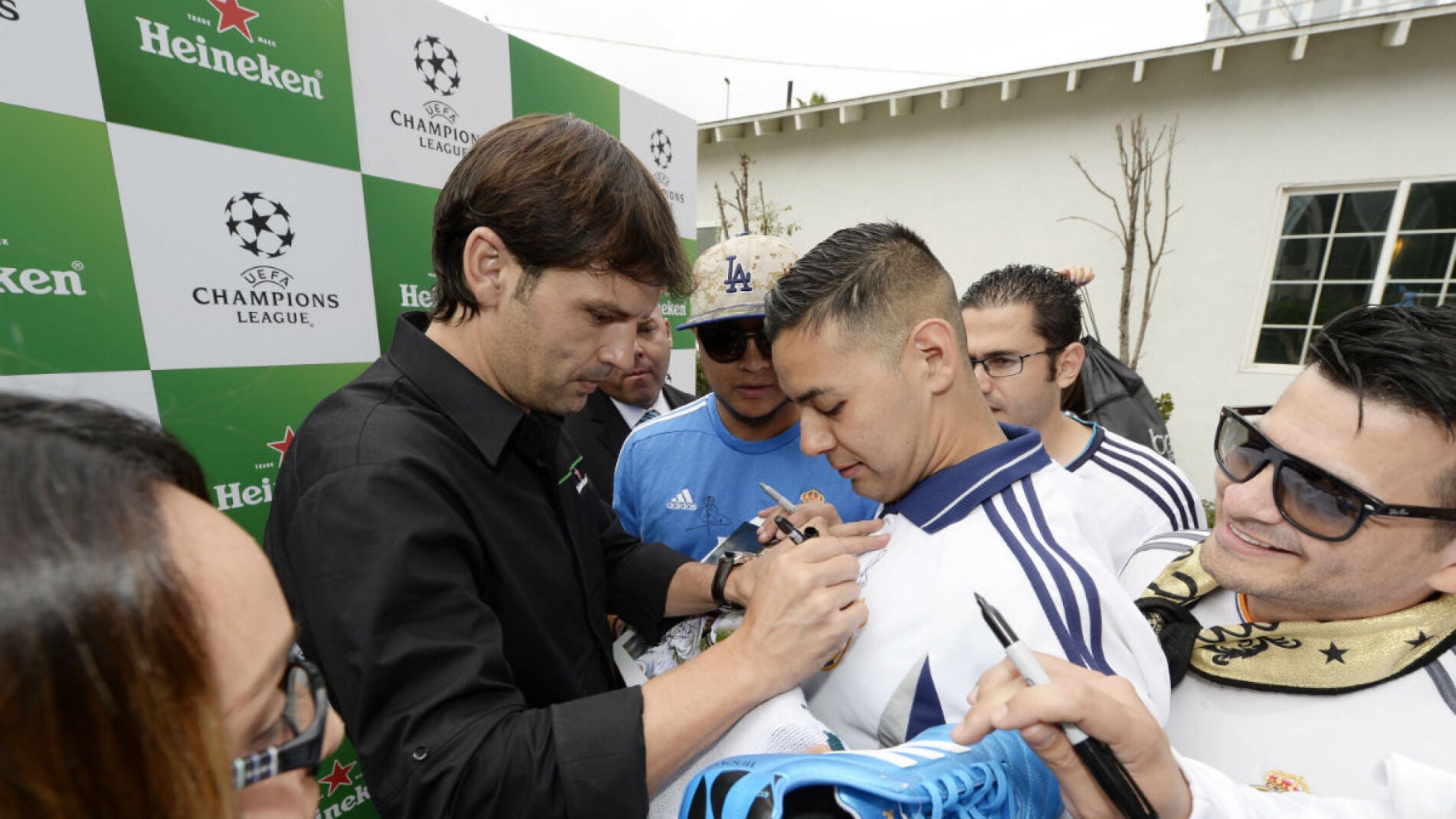 Morientes firma la camiseta de un aficionado