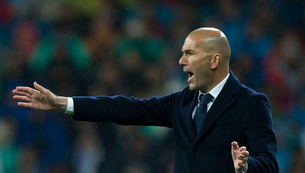 Zidane da instrucciones a sus jugadores