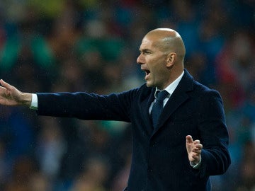 Zidane da instrucciones a sus jugadores
