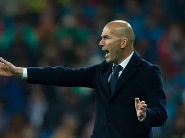 Zidane da instrucciones a sus jugadores Zidane da instrucciones a sus jugadores
