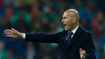 Zidane da instrucciones a sus jugadores