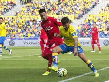 'Tana' protege la pelota ante Isma López