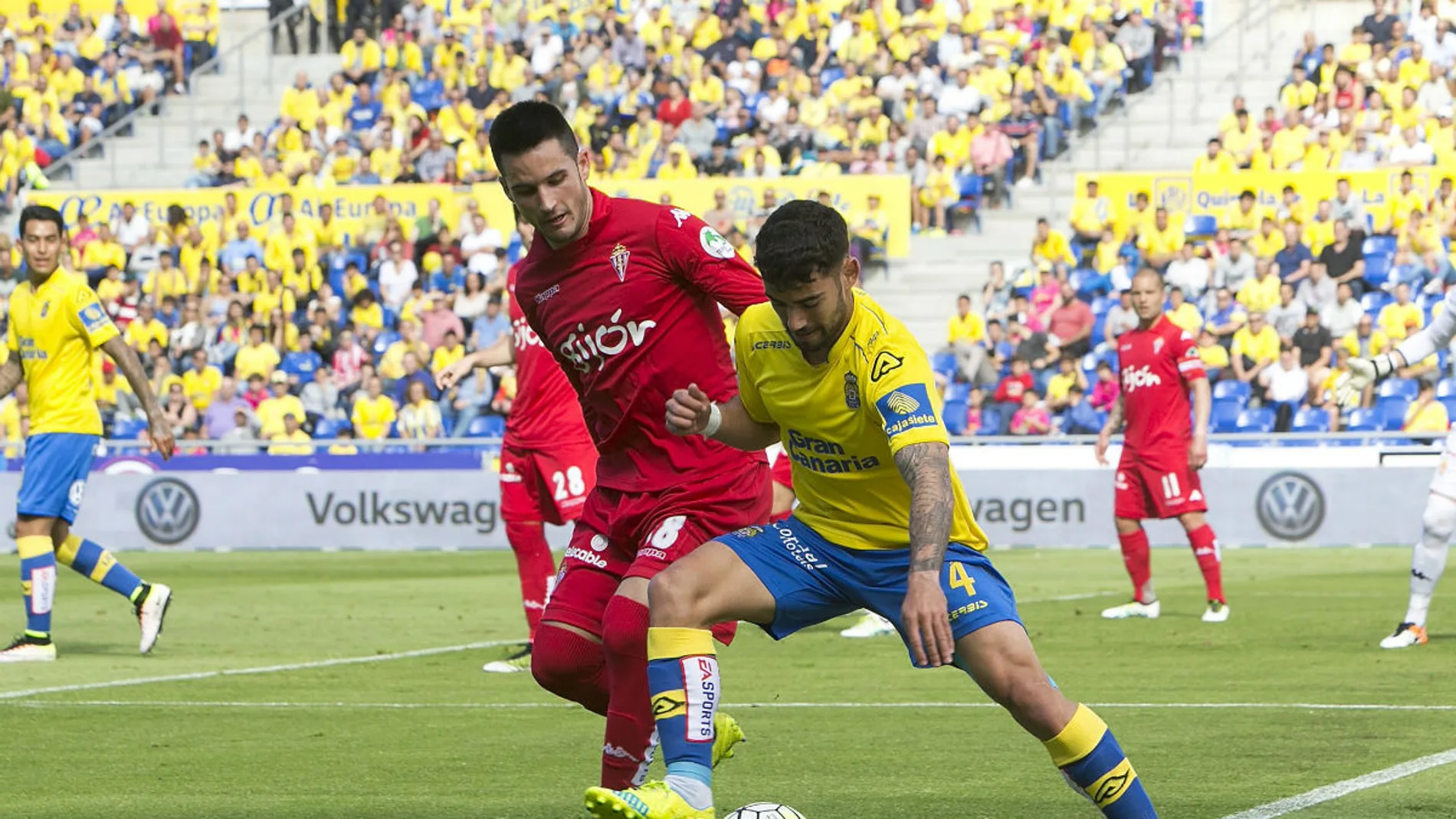 'Tana' protege la pelota ante Isma López 'Tana' protege la pelota ante Isma López