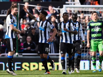 Townsend festeja su gol con el Newcastle United