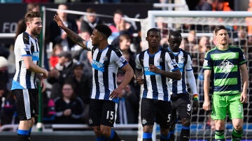 Townsend festeja su gol con el Newcastle United