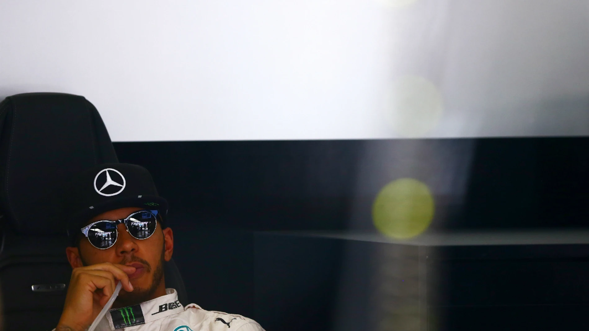 Hamilton, en su box