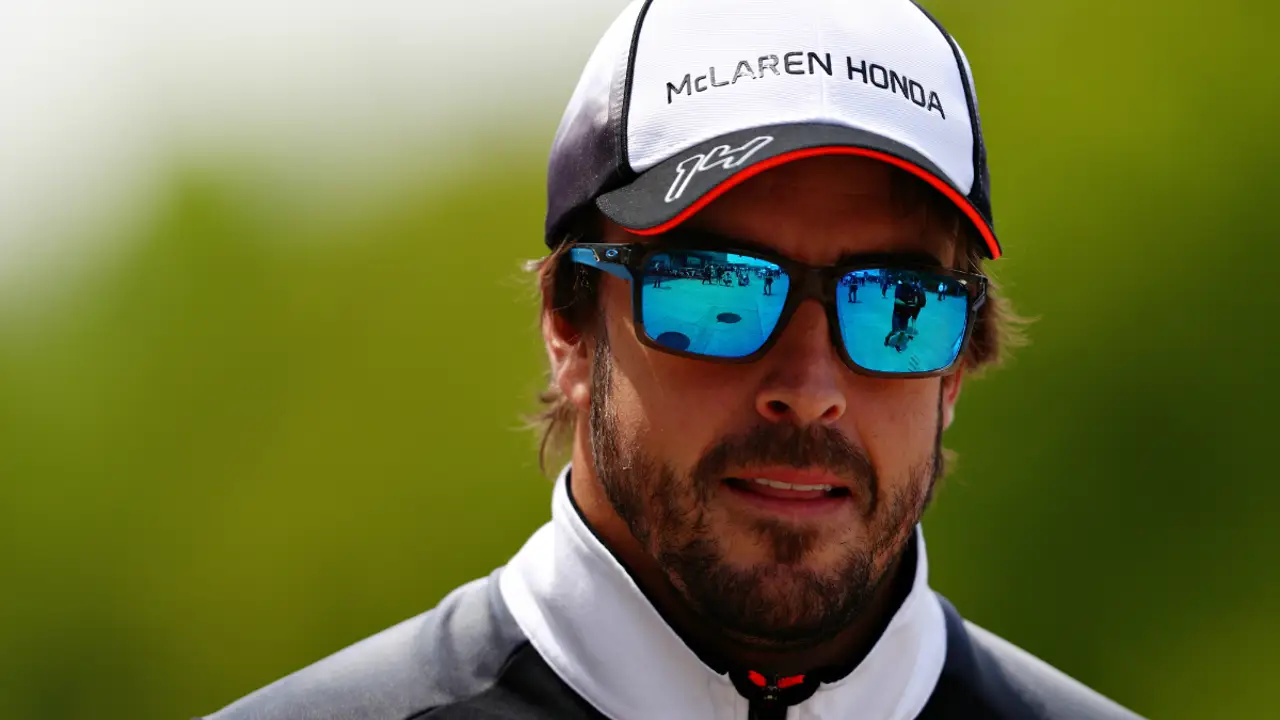 Alonso, en el paddock de Shanghai