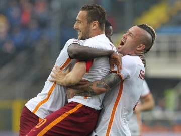 Francesco Totti festeja su gol con la Roma ante el Atalanta