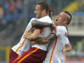 Francesco Totti festeja su gol con la Roma ante el Atalanta Francesco Totti festeja su gol con la Roma ante el Atalanta