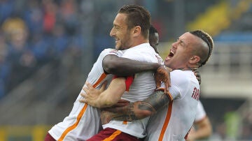 Francesco Totti festeja su gol con la Roma ante el Atalanta