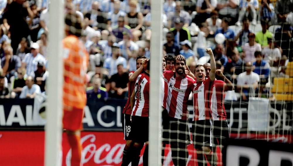 Raúl García celebra un gol con el Athletic