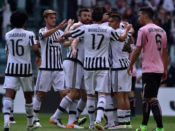 La Juventus festejano uno de sus goles ante el Palermo