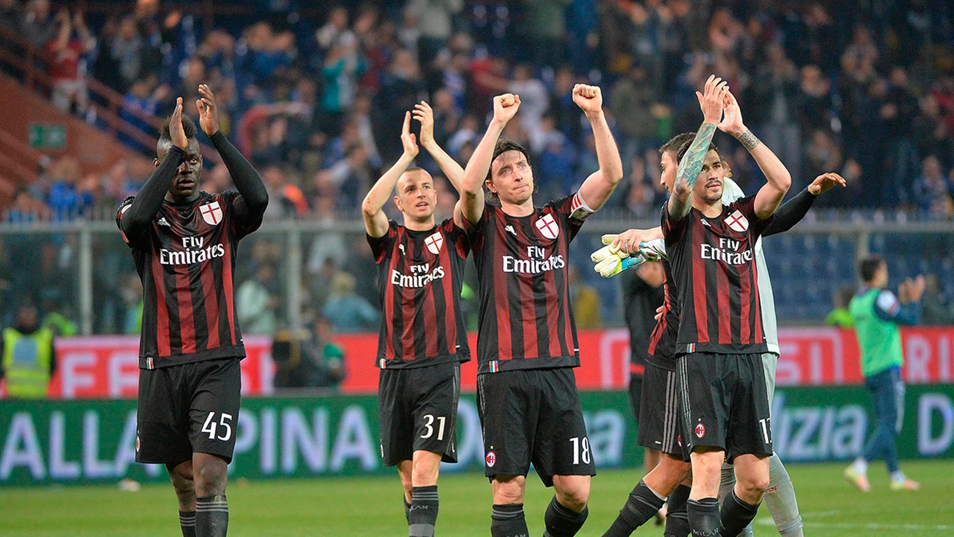 El Milan celebra la victoria El Milan celebra la victoria