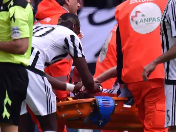 Claudio Marchisio se queja de la lesión mientras lo llevan Claudio Marchisio se queja de la lesión mientras lo llevan