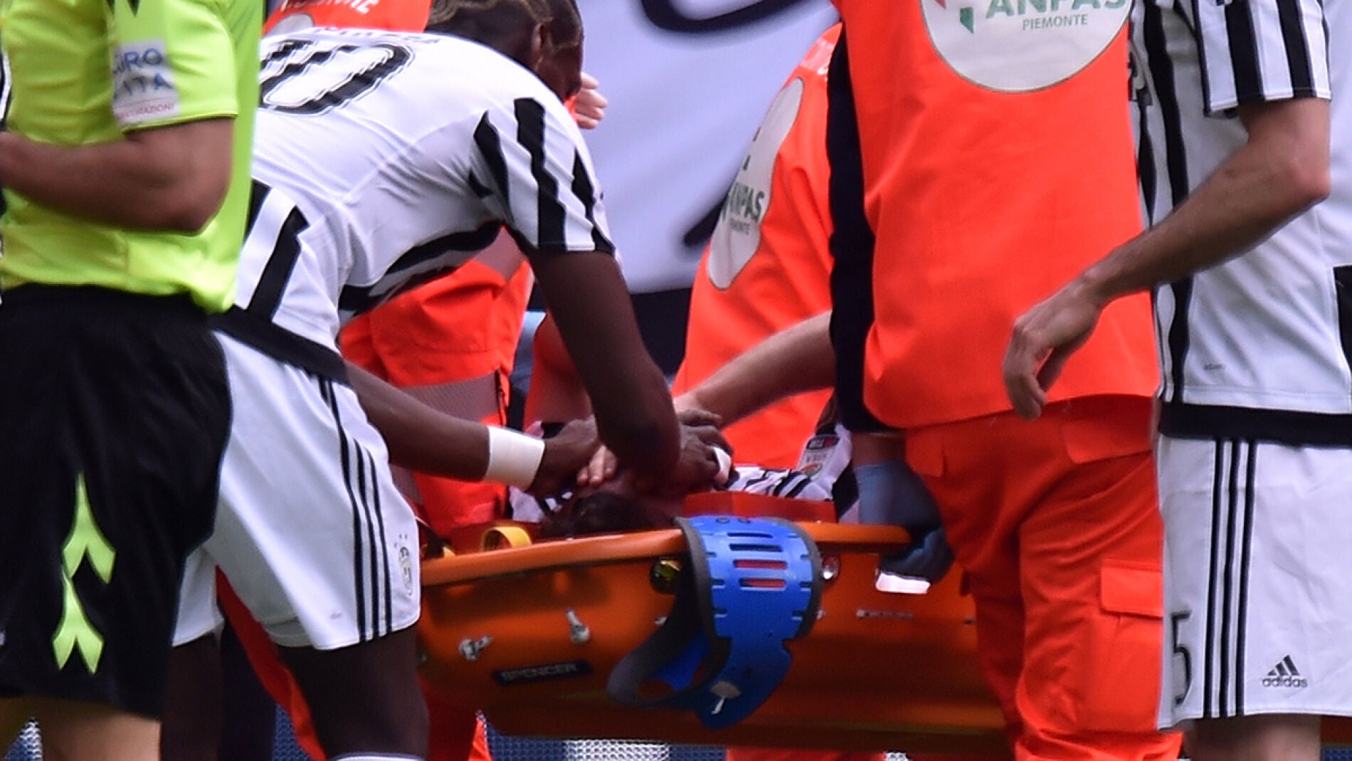 Claudio Marchisio se queja de la lesi&oacute;n mientras lo llevan