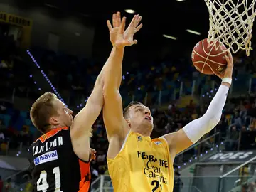 El pívot esloveno del Herbalife Gran Canaria Alen Omic (d) entra a canasta ante el estadounidense Justin Hamilton, del Valencia Basket El pívot esloveno del Herbalife Gran Canaria Alen Omic (d) entra a canasta ante el estadounidense Justin Hamilton, del Valencia Basket