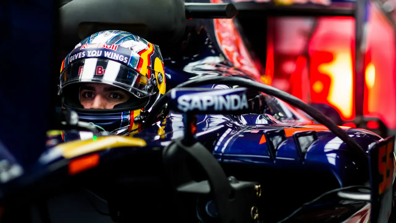 Sainz, en el cockpit de su Toro Rosso