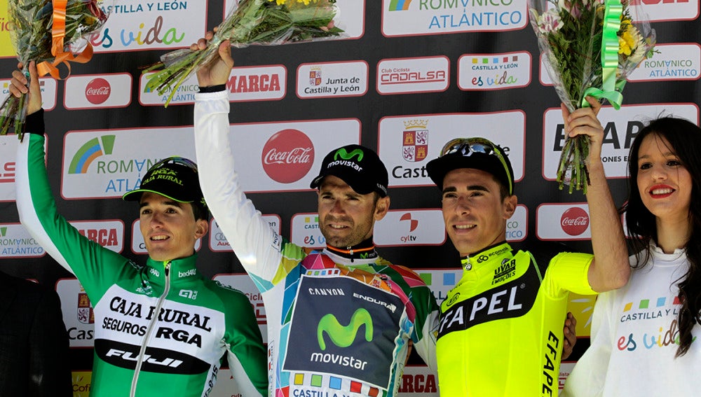 El ciclista del Movistar Team Alejandro Valverde junto a Joni Silva Brandao
