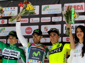 El ciclista del Movistar Team Alejandro Valverde junto a Joni Silva Brandao