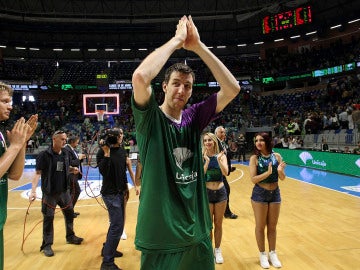  El jugador Fran Vázquez celebra con la afición el haber conseguido ser el mejor taponador de la historia de la liga ACB