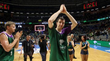  El jugador Fran Vázquez celebra con la afición el haber conseguido ser el mejor taponador de la historia de la liga ACB