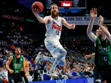 El base del Real Madrid Sergio Rodríguez encesta ante el pívot del FIATC Joventut Albert Miralles El base del Real Madrid Sergio Rodríguez encesta ante el pívot del FIATC Joventut Albert Miralles