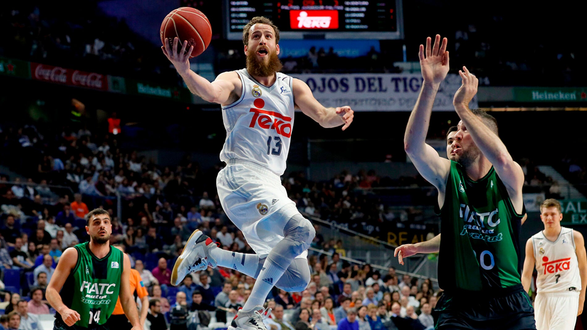 El base del Real Madrid Sergio Rodr&iacute;guez encesta ante el p&iacute;vot del FIATC Joventut Albert Miralles