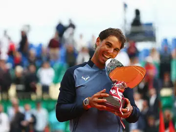 Nadal muerde el trofeo de Montecarlo Nadal muerde el trofeo de Montecarlo