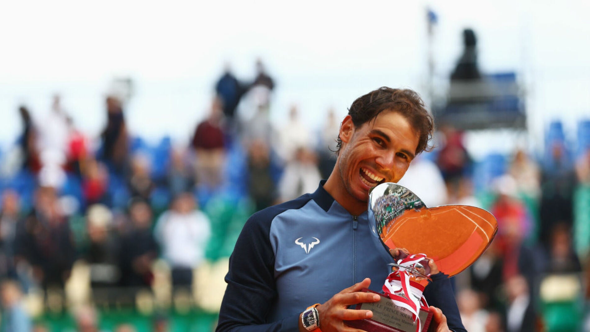 Nadal muerde el trofeo de Montecarlo