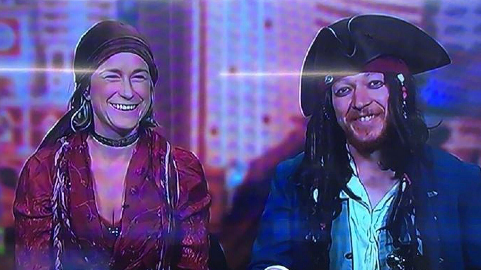 Marianna Fenn y Tobias Rickett vestidos para la primera boda pastafari