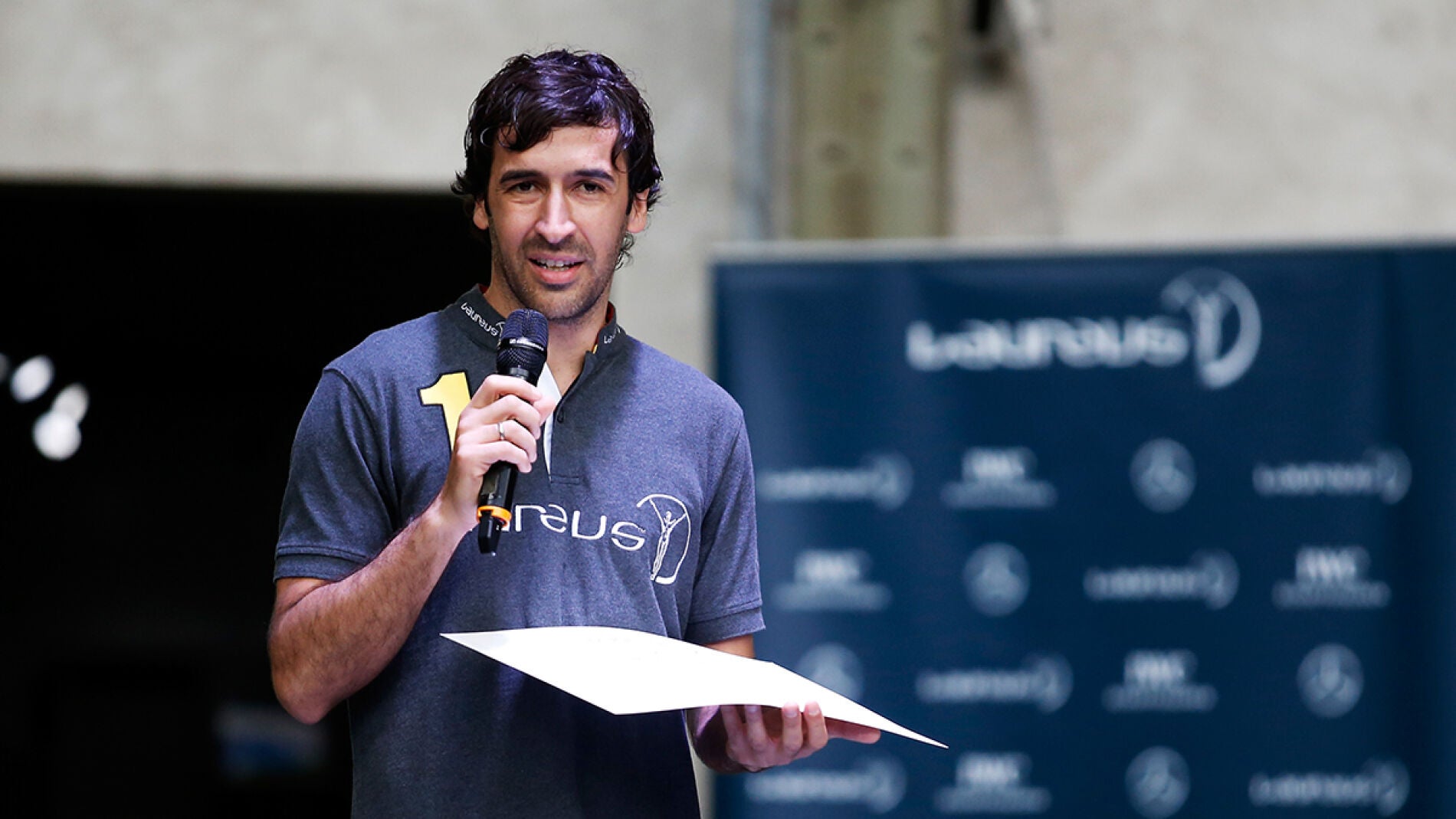 Ra&uacute;l habla para los medios