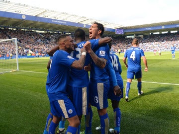 Ulloa festeja su gol con el Leicester City
