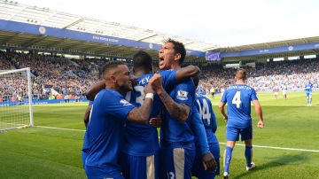 Ulloa festeja su gol con el Leicester City