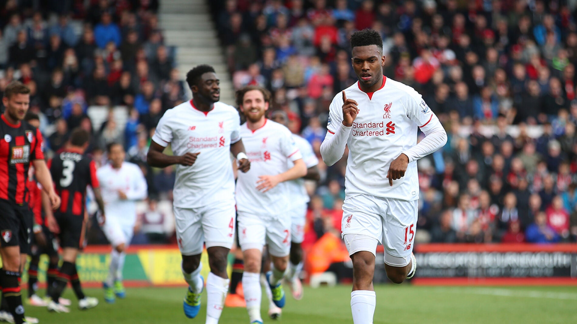 Sturridge festejando su gol con el Liverpool