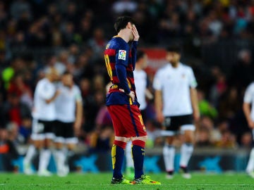 Leo Messi se lamenta tras un gol del Valencia