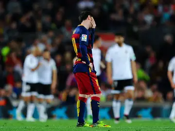 Leo Messi se lamenta tras un gol del Valencia Leo Messi se lamenta tras un gol del Valencia