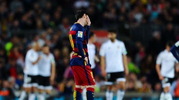 Leo Messi se lamenta tras un gol del Valencia