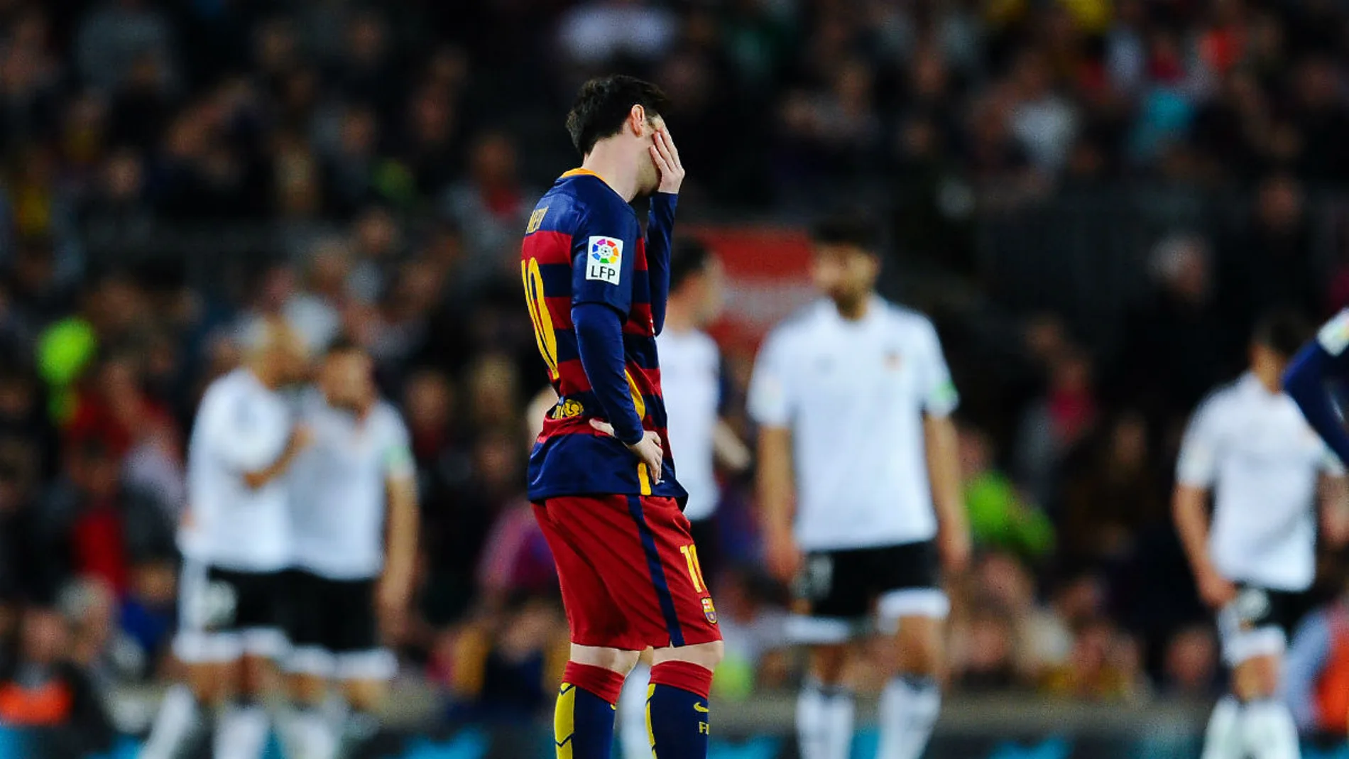 Leo Messi se lamenta tras un gol del Valencia Leo Messi se lamenta tras un gol del Valencia
