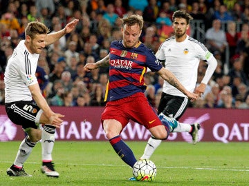  Ivan Rakitic dispara junto al alemán Mustafi, del Valencia CF, durante el partido